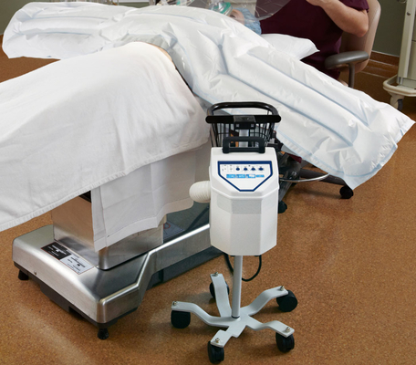blanco quirúrgico del acceso del sistema de control de la manta ICU del cuerpo que se calienta que se calienta superior, unidad de aire libre azul de la tela de SMS del color
