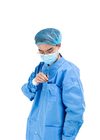 El hospital unisex del laboratorio del vestido disponible azul no tejido de la capa uniforma el traje médico de las batas