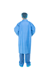 El hospital unisex del laboratorio del vestido disponible azul no tejido de la capa uniforma el traje médico de las batas