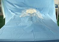 Quirúrgico estéril del hospital cubre el hueco cesariano de la entrega con la película quirúrgica