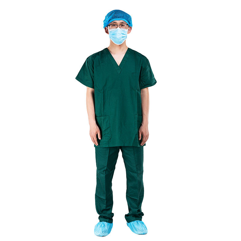 El cortocircuito de la sala de operaciones del hospital envuelve médico unisex friega los trajes